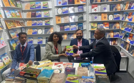 توزيع وشرح كتب المفكر العربي علي محمد الشرفاء في معرض فرانكفورت الدولي للكتاب