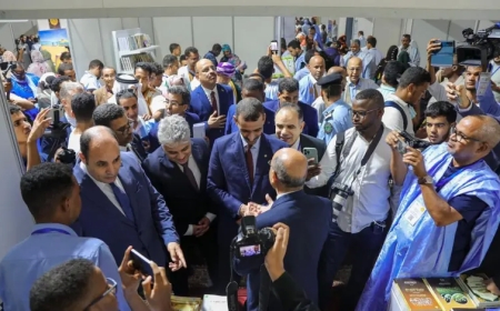 وزير الثقافة الموريتاني يزور مجددا جناح مؤسسة رسالة السلام ويشيد بكتاب “قراءة في أفكار الشرفاء الحمادي”
