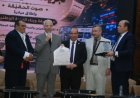 المكتبة الرقمية للشرفاء الحمادي تُهدي درعها للكاتب الصحفي علي الجمال رئيس تحرير “حديث وطن”