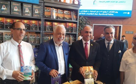 بالصور والفيديو الدكتور  أشرف زكي نقيب المهن التمثيلية يزور جناح مؤسسة رسالة السلام العالمية بمعرض مكتبة الإسكندرية الدولى للكتاب