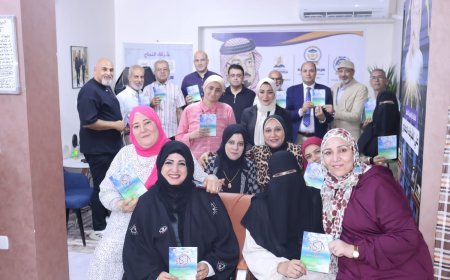 توزيع كتاب "الزكاة.. صدقة وقرض حسن" للمفكر علي محمد الشرفاء الحمادي على أعضاء النادي الأهلي في ختام ندوة مركز العرب