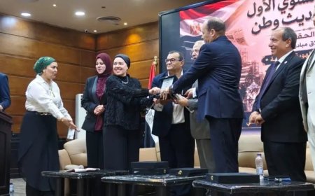المكتبة الرقمية للشرفاء الحمادي تُكرِّم وزير التربية والتعليم الأسبق بدرع التميز خلال إطلاق مبادرة “المعرفة وبناء الهوية الوطنية”