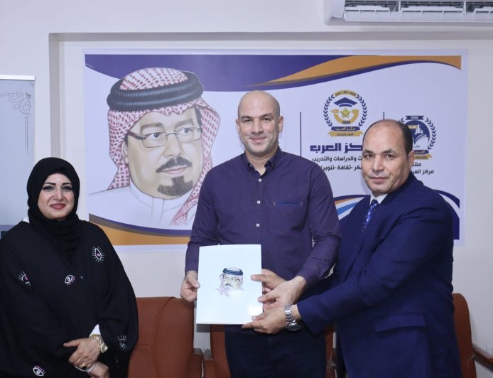 المكتبة الرقمية للشرفاء الحمادي تكرّم أعضاء بالنادي الأهلي وتمنحهم عضويتها خلال انطلاق الموسم الثقافي الثاني