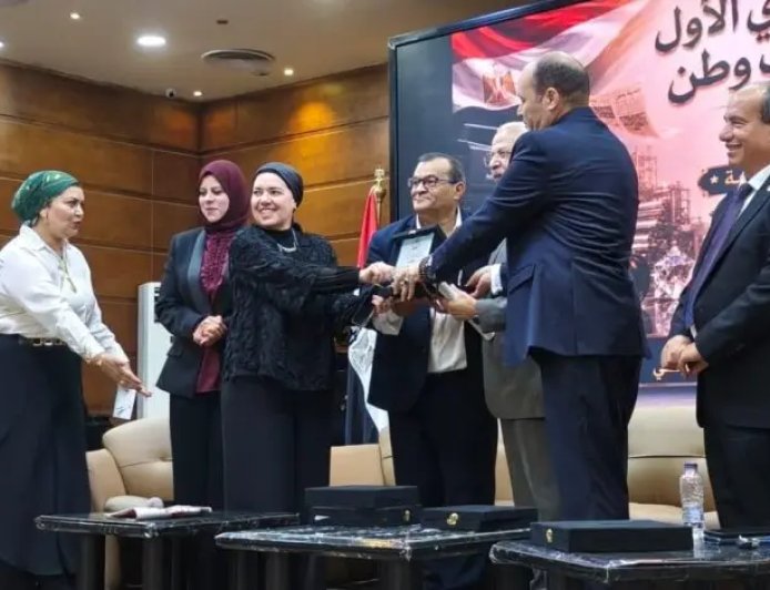 المكتبة الرقمية للشرفاء الحمادي تُكرِّم وزير التربية والتعليم الأسبق بدرع التميز خلال إطلاق مبادرة “المعرفة وبناء الهوية الوطنية”