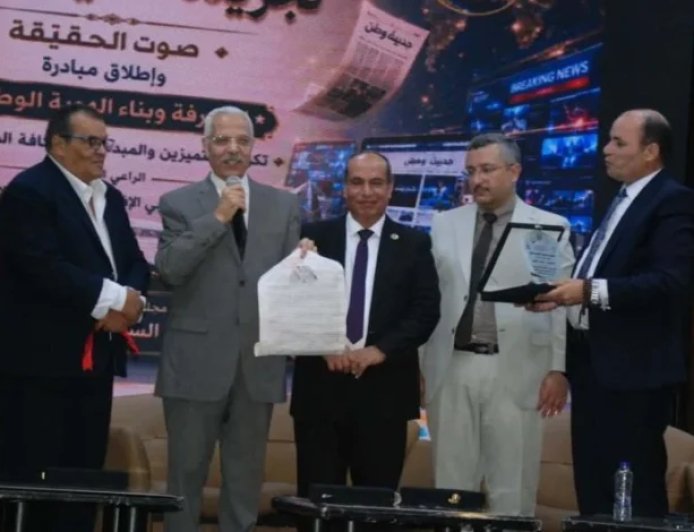 المكتبة الرقمية للشرفاء الحمادي تُهدي درعها للكاتب الصحفي علي الجمال رئيس تحرير “حديث وطن”