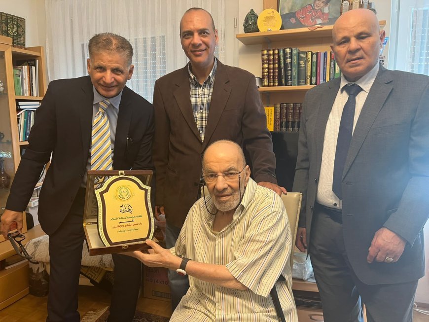 في لفتة إنسانية حانية.. "رسالة السلام العالمية" تُكرّم البروفيسور محمد عزت جويد في مقر إقامته بالنمسا