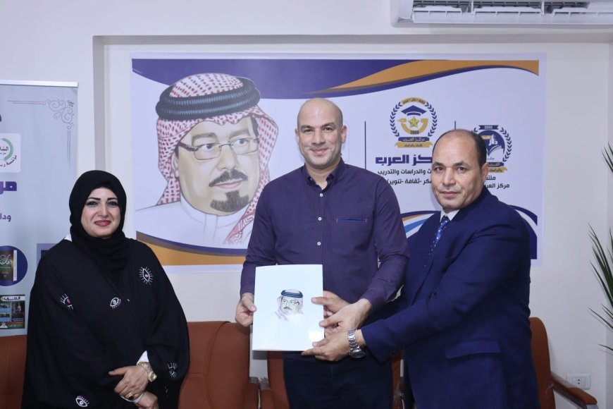 المكتبة الرقمية للشرفاء الحمادي تكرّم أعضاء بالنادي الأهلي وتمنحهم عضويتها خلال انطلاق الموسم الثقافي الثاني