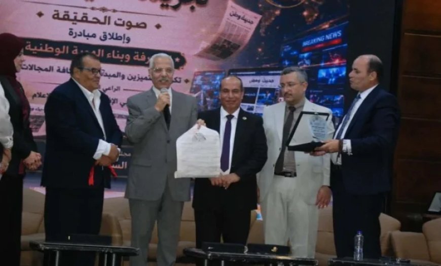 المكتبة الرقمية للشرفاء الحمادي تُهدي درعها للكاتب الصحفي علي الجمال رئيس تحرير “حديث وطن”