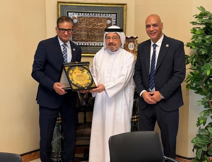 الاتحاد العالمي للمواطن المصري بالخارج يكرم المفكر العربي علي محمد الشرفاء بدرع الوفاء والتقدير